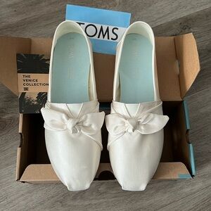 NWT TOMS size 9 ivory Satin shoes